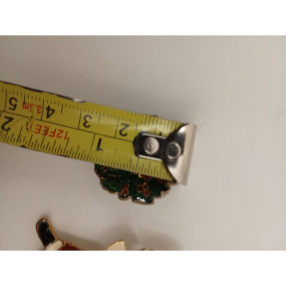 Set 2 VINTAGE ENAMEL STANDING SANTA Jointed RARE CHRISTMAS Pin Brooch VTG Wreath - Picture 3 of 6